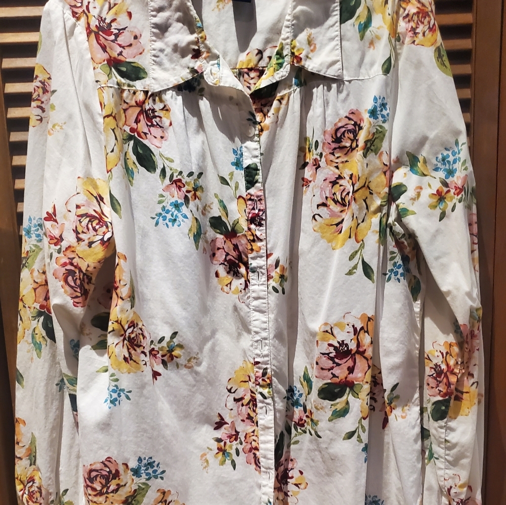 NWOT REALLY CUTE BLOUSE